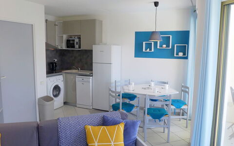 Fréjus 560: Pièce, Bleu, Meubles, Propriété, Design Intérieur, Jaune, Bâtiment, Sol, Turquoise, Maison
