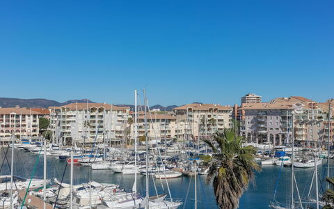 Fréjus 560: L'Eau, Bateau, Ciel, Bâtiment, Navire, Bleu, Bleu Azur, Plan D'Eau, Lac, Quai