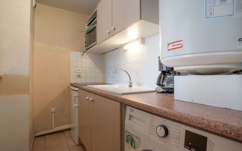 Fréjus 565: Cabinetry, Evier, Évier, Propriété, Robinet, Comptoir, Bâtiment, Luminaire Plomberie, Buanderie, Cuisine