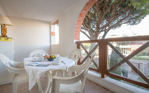 Fréjus 565: Meubles, Table, Chaise, Bois, Ombre, Plante, Sol, Arbre, Bâtiment, Salon