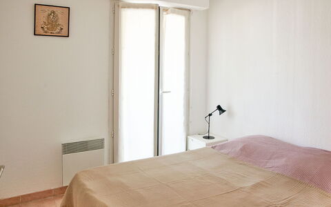 Fréjus 565: Lit, Mur, Design Intérieur, Chambre, Sol, Meubles, Sol, Bois, Drap De Lit, Pièce