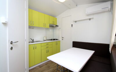 Camping Perna **** 400.1: Pièce, Propriété, Meubles, Jaune, Bâtiment, Design Intérieur, Sol, Maison, Immobilier, Cuisine