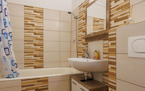 Prater: Sol, Lavabo, Salle De Bains, Luminaire Plomberie, Sol, Design Intérieur, Évier, Plomberie, Tuile, Robinet