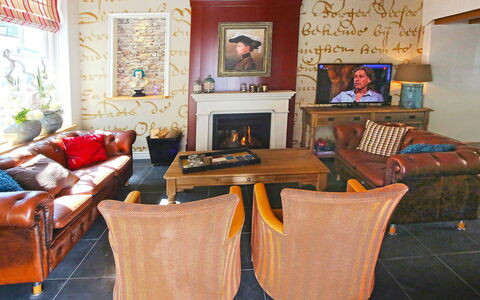 Voc-Huys: Pièce, Salon, Meubles, Propriété, Design Intérieur, Orange, Maison, Bâtiment, Table, Domicile