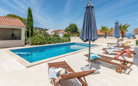 Brač Sutivan 104: Ciel, Propriété, Meubles, Plante, L'Eau, Bâtiment, Piscine, Bleu Azur, Ombre, Mobilier De Jardin