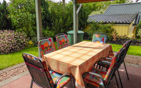 Zedernhütte: L'Eau, Ciel, Bâtiment, Propriété, Vaisselle, Fenêtre, Station Balnéaire, Bleu Azur, Table, Architecture