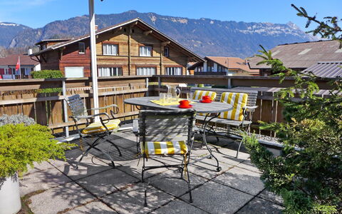 Wilderswil 112: Ciel, Bâtiment, Montagne, Propriété, Plante, Fenêtre, Maison, Design Urbain, Biome, Zone Résidentielle