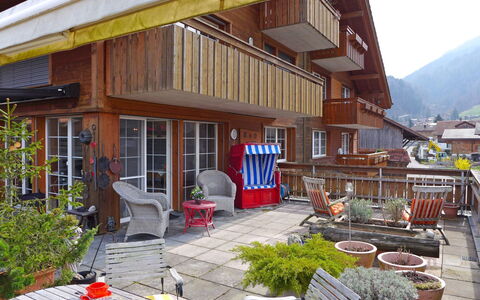 Wilderswil 112: Propriété, Pot De Fleur, Plante, Chaise, Design Intérieur, Mobilier De Jardin, Ombre, Architecture, Table, Bois