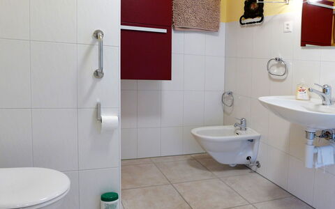 Wilderswil 112: Robinet, Lavabo, Luminaire Plomberie, Propriété, Évier, Salle De Bains, Violet, Bleu, Miroir, Toilette