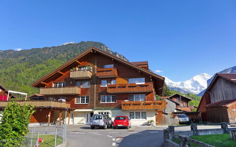 Wilderswil 112: Ciel, Bâtiment, Montagne, Propriété, Plante, Fenêtre, Maison, Architecture, Véhicule, Voiture