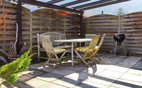 Wilderswil 112: Propriété, Meubles, Plante, Chaise, Bâtiment, Tableau De Plein Air, Mobilier De Jardin, Bois, Ombre, Design Intérieur