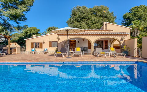 Pomeraj: L'Eau, Ciel, Propriété, Plante, Piscine, Bleu Azur, Arbre, Architecture, Ombre, Chaise