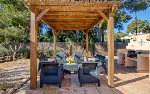 Pomeraj: Plante, Table, Ombre, Bleu, Bois, Arbre, Ciel, Tableau De Plein Air, Mobilier De Jardin, Loisir