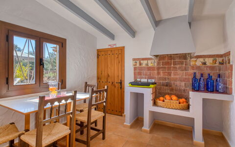 Pomeraj: Table, Meubles, Bâtiment, Fenêtre, Bois, Orange, Design Intérieur, Maison, Sol, Salon