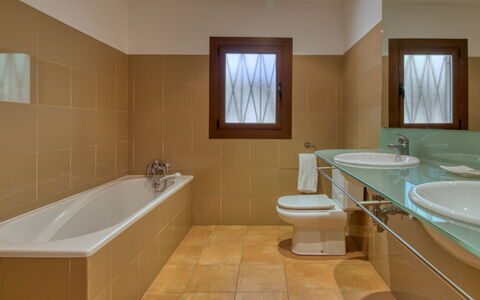 Pomeraj: Luminaire Plomberie, Propriété, Robinet, Évier, Baignoire, Miroir, Salle De Bains, Lavabo, Bleu Azur