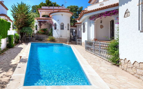 Estrella: L'Eau, Plante, Jour, Propriété, Ciel, Bâtiment, Piscine, Bleu Azur, Vert, Ombre