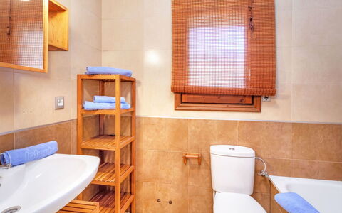 Estrella: Propriété, Luminaire Plomberie, Fenêtre, Bleu, Bois, Design Intérieur, Salle De Bains, Architecture, Évier, Siège De Toilette