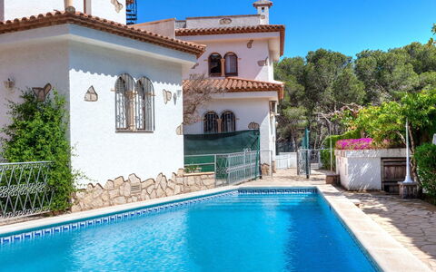 Estrella: L'Eau, Plante, Propriété, Bâtiment, Ciel, Bleu, Bleu Azur, Piscine, Fenêtre, Arbre