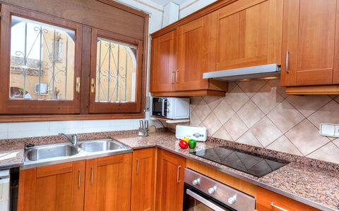 Estrella: Marron, Cabinetry, Comptoir, Propriété, Evier, Bâtiment, Meubles, Évier, Fenêtre, Cuisine