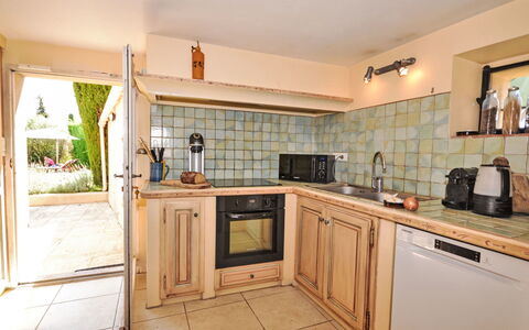 L'Oustaou dei Figo: Comptoir, Cabinetry, Propriété, Appareil De Cuisine, Cuisinière, Cuisine, Bois, Électroménager, Plante, Principaux Appliance