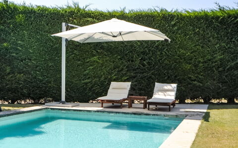 L'Oustaou dei Figo: L'Eau, Plante, Propriété, Meubles, Parapluie, Piscine, Ciel, Bleu Azur, Ombre, Mobilier De Jardin