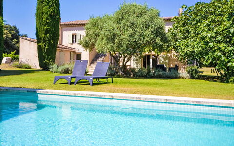 L'Oustaou dei Figo: L'Eau, Ciel, Plante, Propriété, Bâtiment, Arbre, Bleu Azur, Piscine, Fenêtre, Mobilier De Jardin