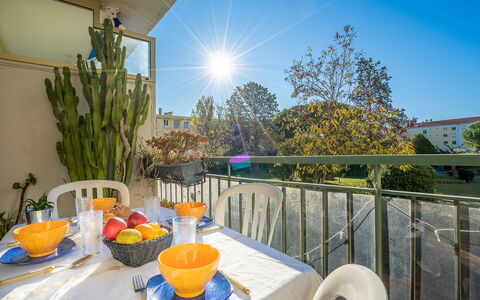 Le Grand Parc: Table, Ciel, Plante, Propriété, Meubles, Bâtiment, Vaisselle, Bleu Azur, Chaise, Éclairage