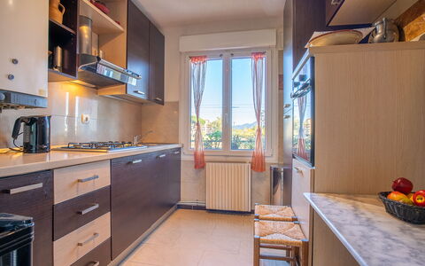 Le Grand Parc: Cabinetry, Comptoir, Propriété, Meubles, Cuisine, Bois, Architecture, Bâtiment, Table, Tiroir