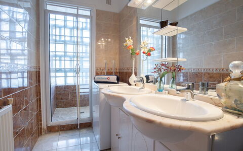 Le Grand Parc: Miroir, Évier, Robinet, Propriété, Luminaire Plomberie, Lavabo, Fenêtre, Salle De Bains, Bois, Violet