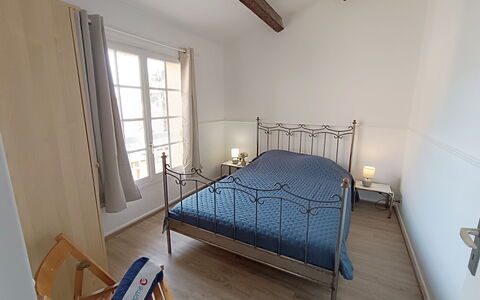 Les Troenes: Meubles, Lit, Design Intérieur, Sol, Chambre, Sol, Bois, Pièce, Drap De Lit, Literie