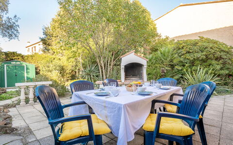Les Troenes: Plante, Table, Meubles, Propriété, Ciel, Chaise, Tableau De Plein Air, Mobilier De Jardin, Arbre, Nappe De Table