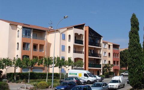 Fréjus 910: Voiture, Ciel, Bâtiment, Véhicule, Roue, Plante, Fenêtre