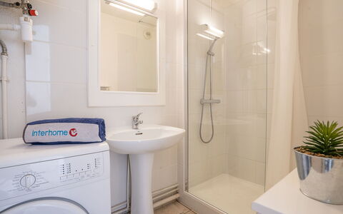 Fréjus 910: Miroir, Robinet, Évier, Buanderie, Propriété, Luminaire Plomberie, Armoire De Toilette, Lavabo, Plante, Salle De Bains
