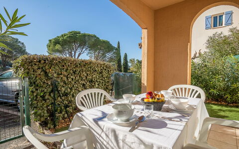 Fréjus 910: Table, Plante, Meubles, Propriété, Chaise, Vaisselle, Bâtiment, Ciel, Ombre, Mobilier De Jardin
