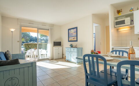 Fréjus 910: Meubles, Cabinetry, Table, Bleu, Bleu Azur, Plante D'Appartement, Bois, Cuisine, Chaise, Cadre