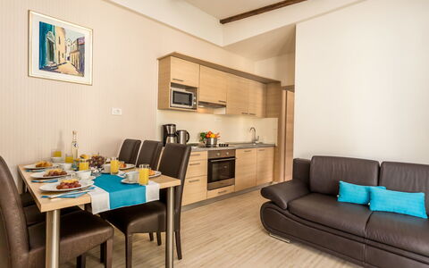 Rab Kampor 650: Pièce, Meubles, Propriété, Design Intérieur, Salon, Bâtiment, Table, Sol, Immobilier, Maison