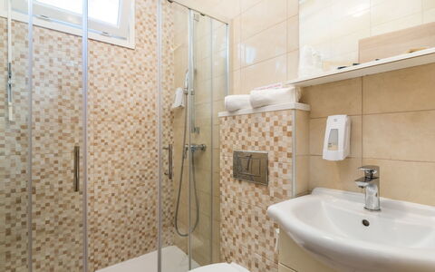 Rab Kampor 650: Salle De Bains, Propriété, Pièce, Tuile, Design Intérieur, Mur, Immobilier, Architecture, Bâtiment, Luminaire Plomberie