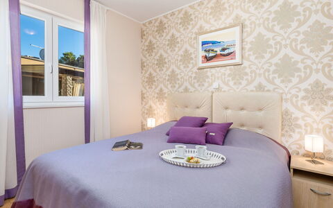 Rab Kampor 650: Chambre, Pièce, Meubles, Lit, Propriété, Cadre De Lit, Design Intérieur, Violet, Drap De Lit, Violet