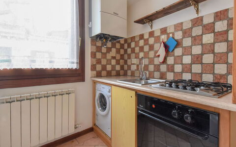 Barbaria de le Tole: Cabinetry, Comptoir, Cuisinière, Bâtiment, Appareil De Cuisine, Bois, Robinet, Cuisine, Design Intérieur, Gaz Poele