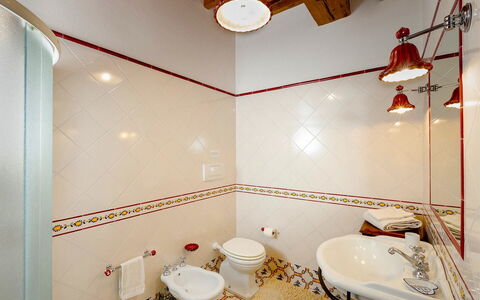 Villa Scianellone: Luminaire Plomberie, Lavabo, Salle De Bains, Évier, Toilette, Design Intérieur, Éclairage, Robinet, Siège De Toilette, Miroir