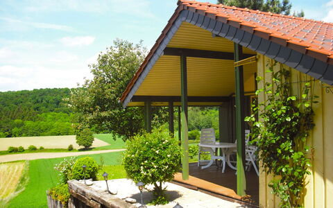 Wiesenhütte: Ciel, Plante, Nuage, Bâtiment, Propriété, Fenêtre, Maison, Arbre, Ombre, Lot Terre