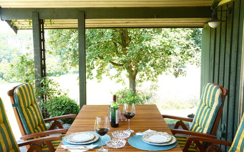 Wiesenhütte: Table, Plante, Meubles, Propriété, Vaisselle, Vert, Chaise, Fenêtre, Bois, Design Intérieur