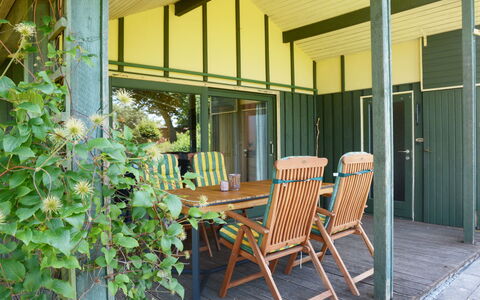 Wiesenhütte: Plante, Meubles, Propriété, Bâtiment, Chaise, Bois, Fenêtre, Table, Ombre, Design Intérieur