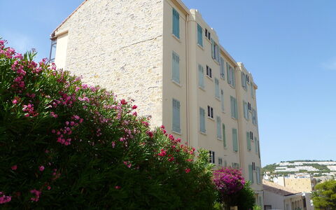 Le Chateau: Bâtiment, Propriété, Architecture, Mur, Appartement, Quartier, Immobilier, Façade, Plante, Ciel