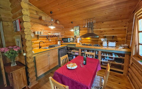 Birdieferienhaus: Table, Meubles, Propriété, Vaisselle, Bois, Fenêtre, Design Intérieur, Cabinetry, Sol, Chaise