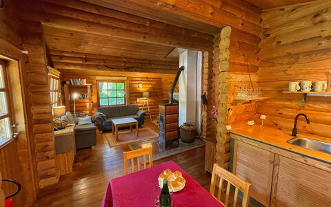 Birdieferienhaus: Propriété, Meubles, Table, Fenêtre, Bois, Cabinetry, Chaise, Design Intérieur, Sol, Sol