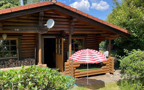 Birdieferienhaus: Plante, Bâtiment, Propriété, Communauté Des Plantes, Fenêtre, Ciel, Ombre, Bois, Nuage, Arbre