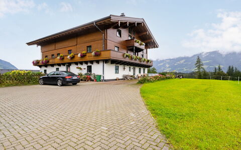 Saalfelden am Steinernen Meer 200: Nuage, Ciel, Plante, Propriété, Bâtiment, Roue, Véhicule, Fenêtre, Voiture, Montagne