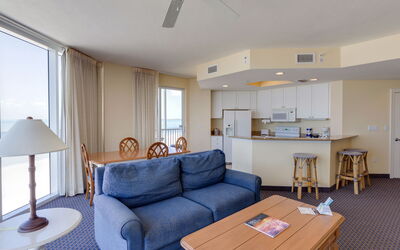 Gulf Resort 10.6: Table, Meubles, Propriété, Canapé, Ventilateur De Plafond, Bleu Azur, Éclairage, Salon, Bois, Design Intérieur