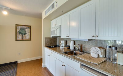 Gulf Resort 10.11: Cabinetry, Propriété, Comptoir, Évier, Robinet, Evier, Bois, Bâtiment, Design Intérieur, Luminaire Plomberie